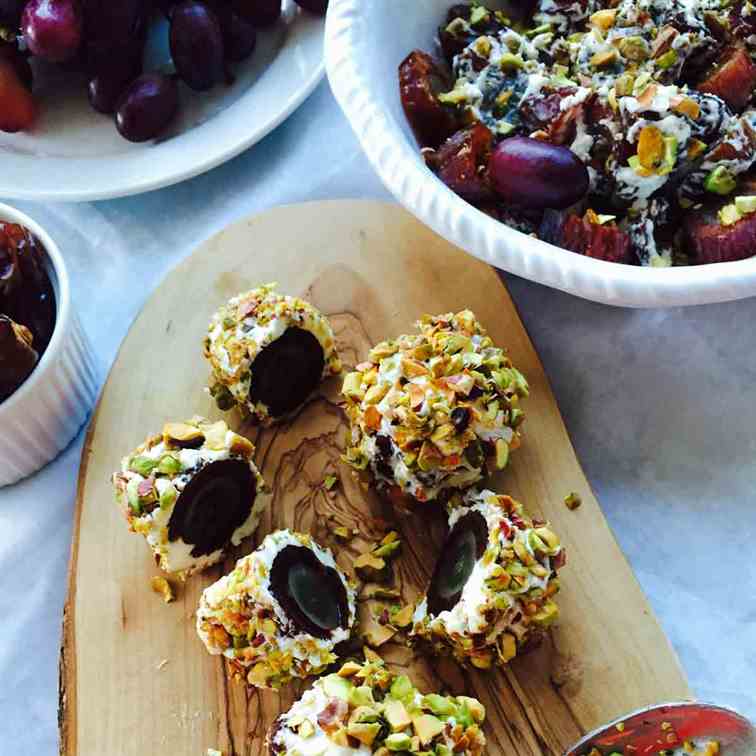 Dates, grapes and goat cheese super balls 