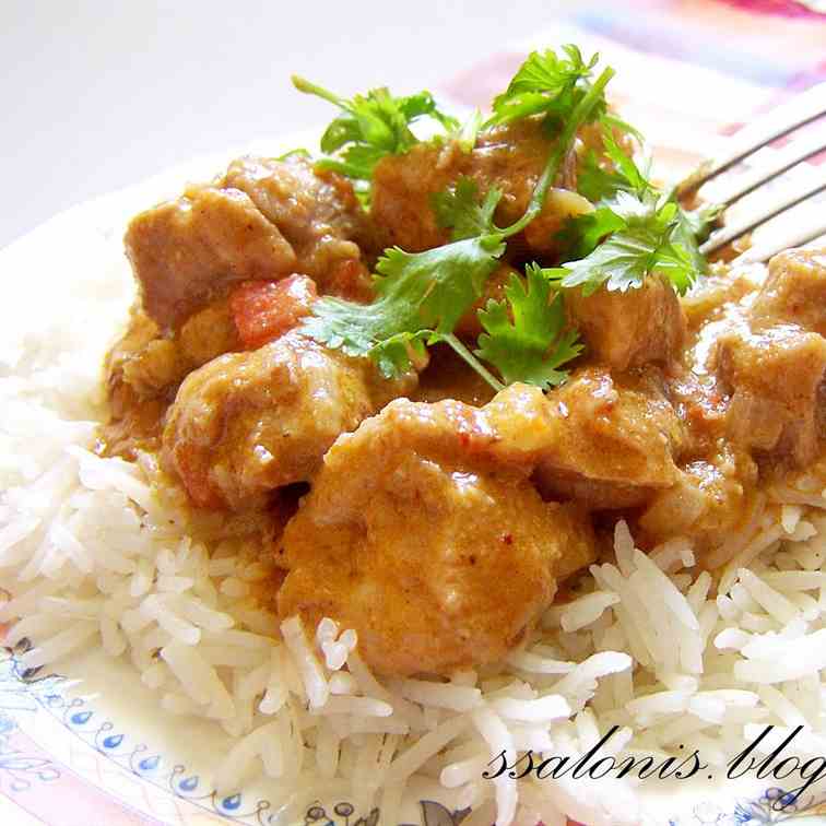 Chicken pieces in coconut-peanut gravy