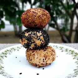 Fried sesame balls with banana