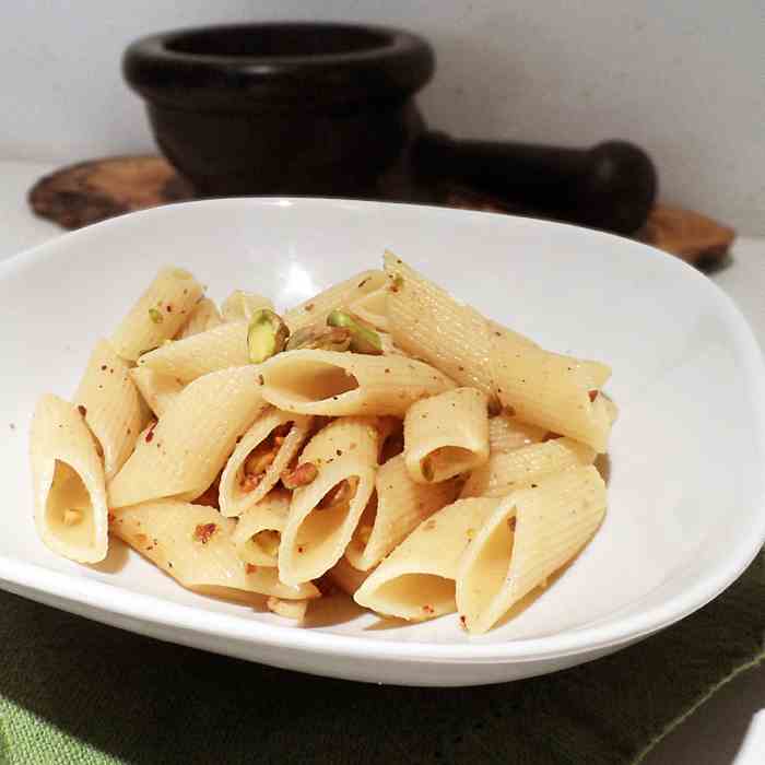 Pasta with pistachios and lemon