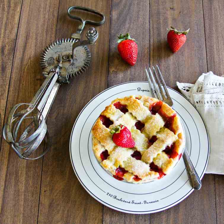 Strawberry rhubarb mini pies