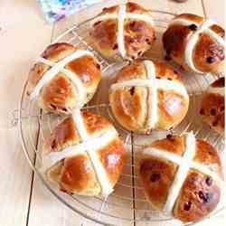 Hot cross buns with berries and white choc