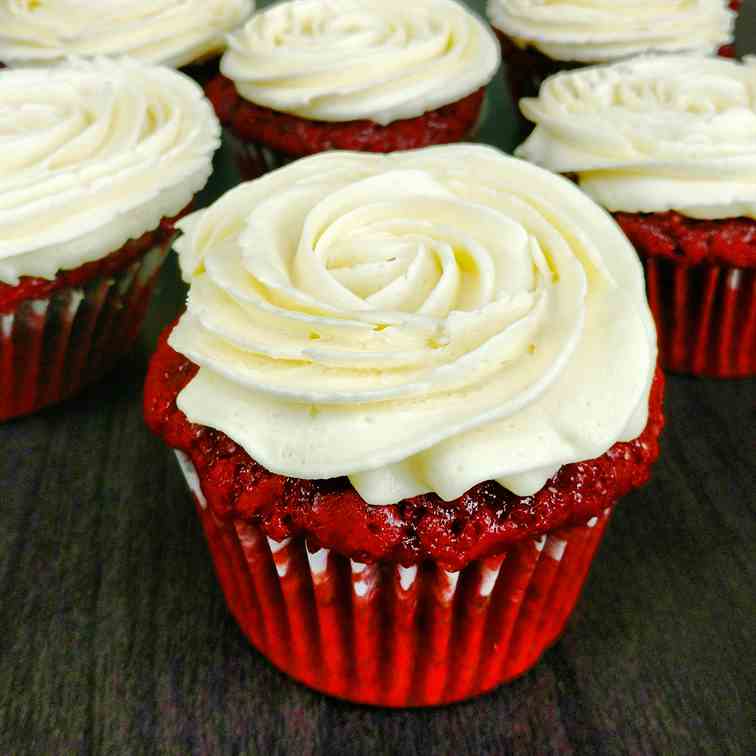 Eggless red velvet cupcakes