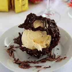 Nidos de Chocolate con Helado de Vainilla