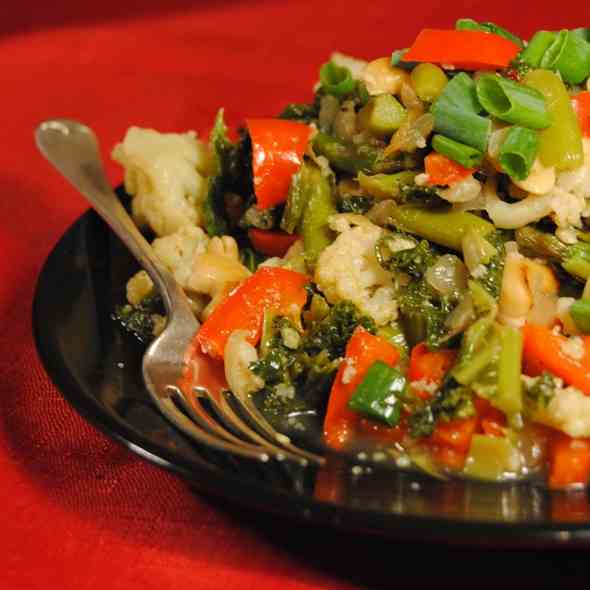 Vegetable stir-fry with roasted cashews