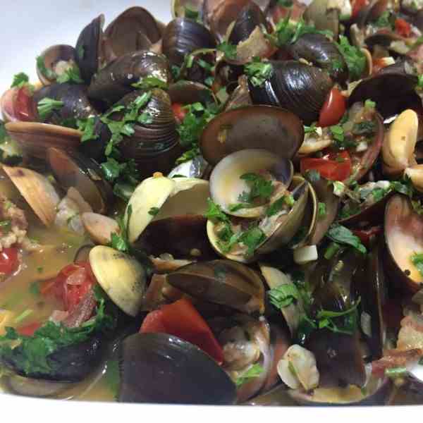 Clam With Cherry Tomatoes, Bacon And White