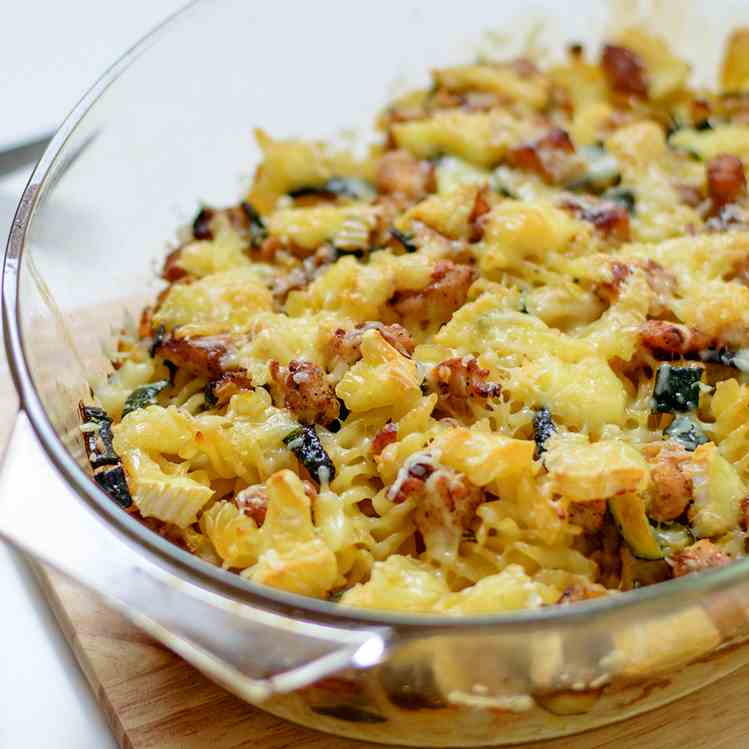 Pasta casserole with zucchini and chicken