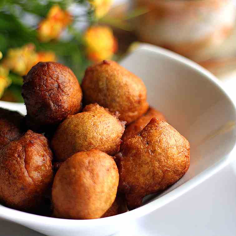 Kuih kodok (deep fried banana balls)