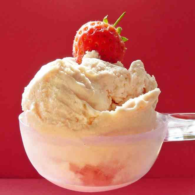 Very Easy Strawberry Ice Cream