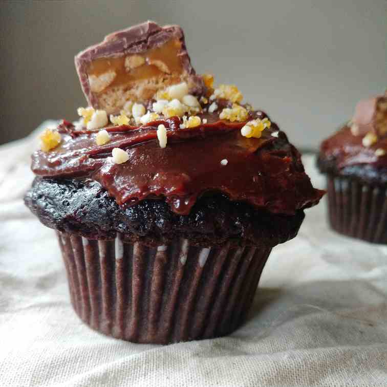 Snickers cupcakes