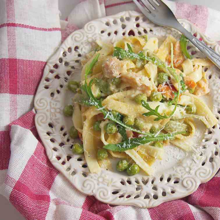 Smoked salmon and pea pasta