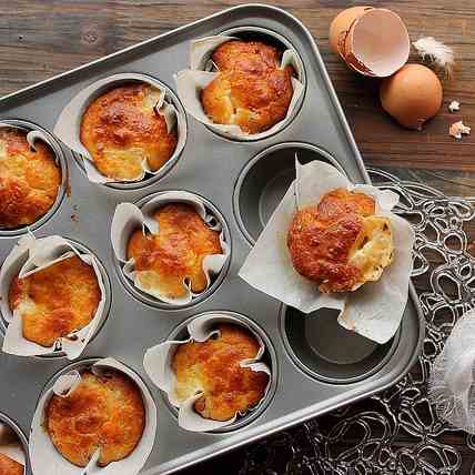 Cheese muffins with bacon and shallot