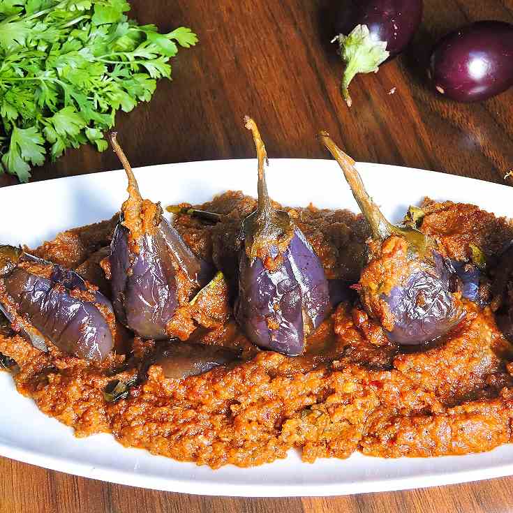 Onion masala stuffed brinjal curry