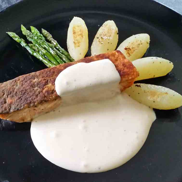 Salmon with hollandaise sauce