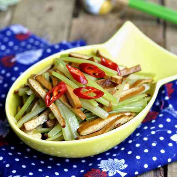 Sauteed Celery with Dried Tofu Slices