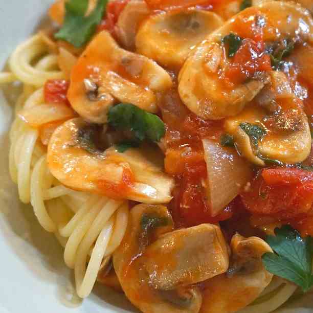 Pasta with Chicken, Tomato, Mushrooms and