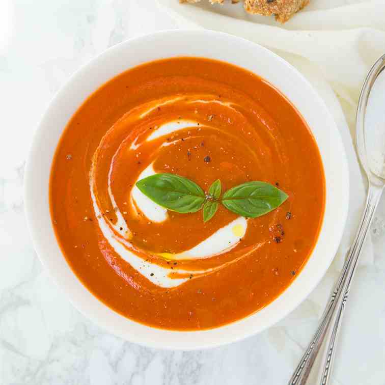 Tomato soup with basil, quick and healthy
