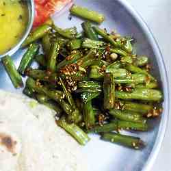 Beans with crushed peanuts and sesame