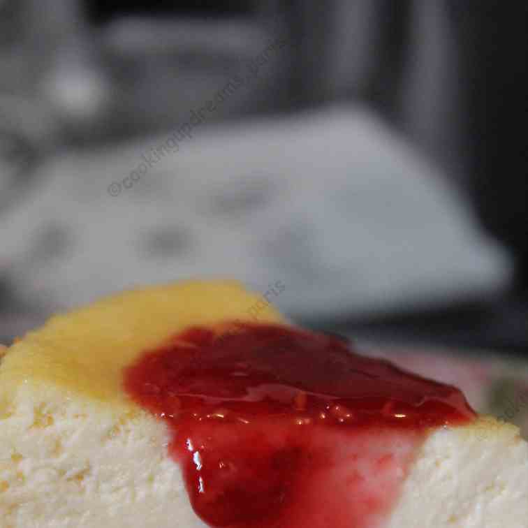 Lemon cheesecake with raspberry coulis