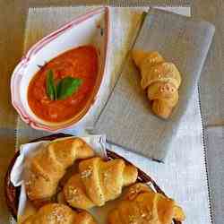 CROISSANT WITH HERBS AND PEPPERS DIP