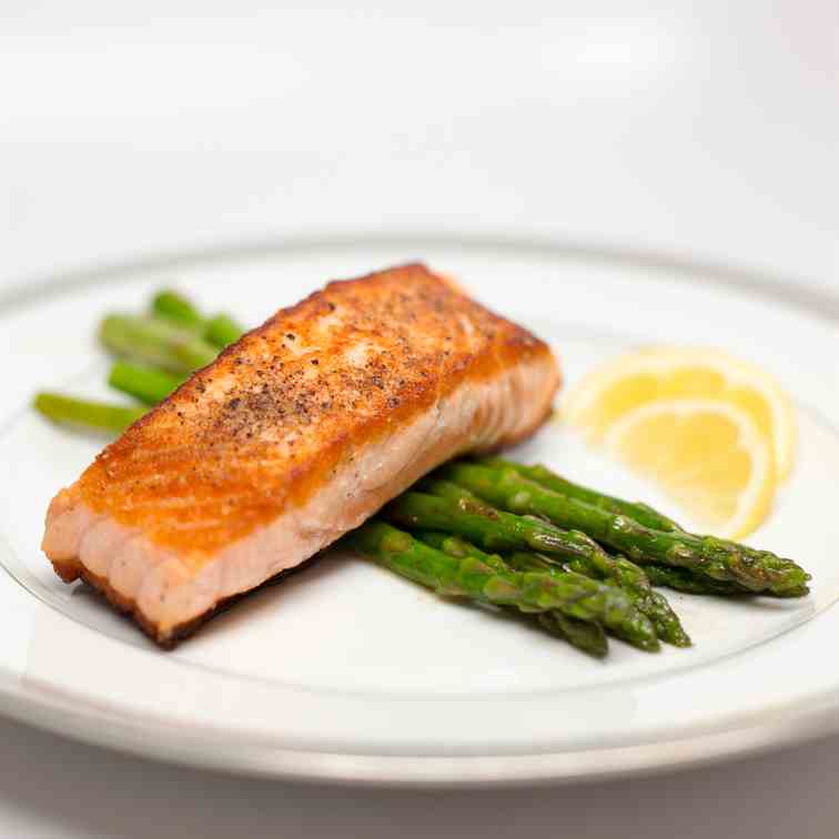 Pan-Seared Salmon & Lemon Butter Asparagus