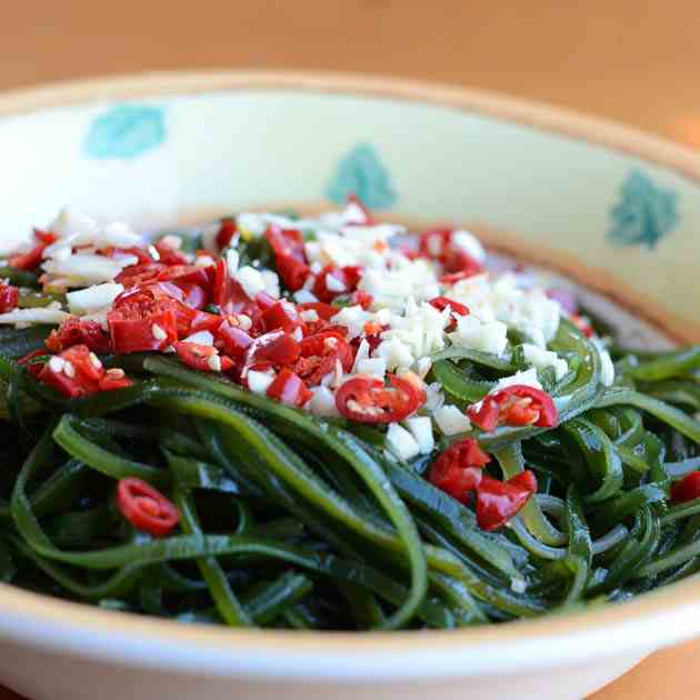 Simple Chili Pepper Seaweed Salad