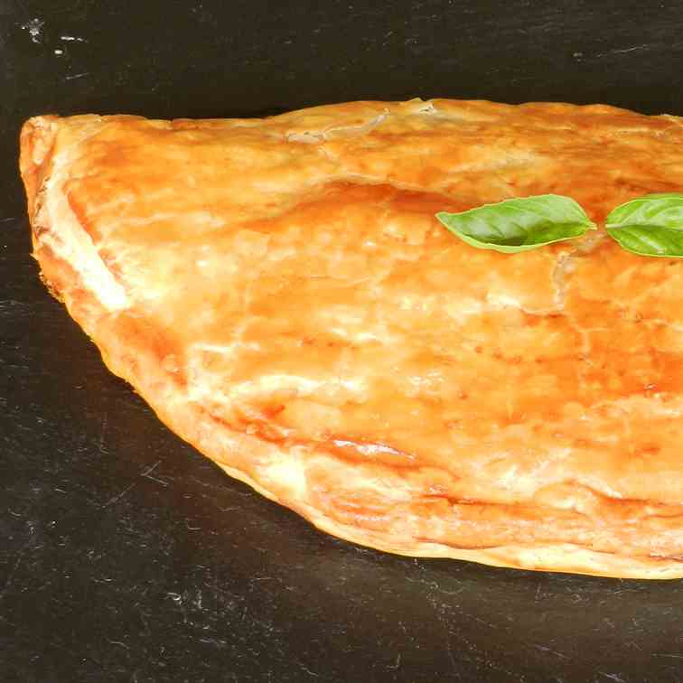 Empanada de hojaldre con pisto y sardinas