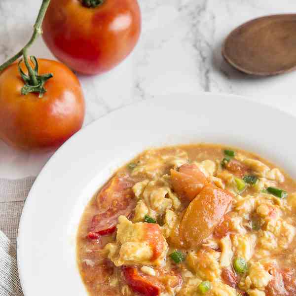 Easy Scrambled Eggs with Tomatoes