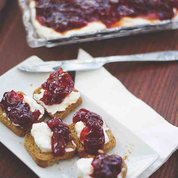 Caramelized red bell pepper canapé