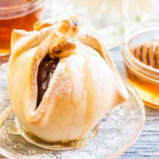 Stuffed apples in pastry