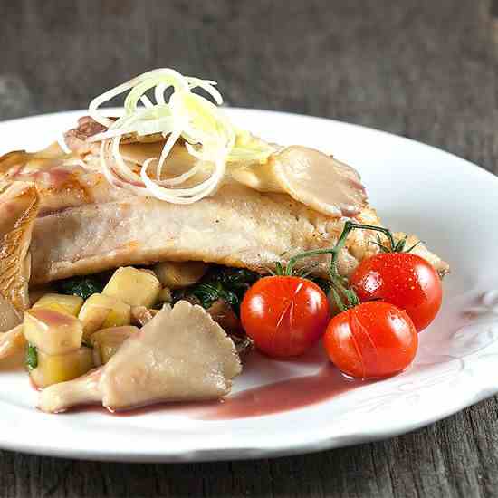 Red perch with spinach and mushrooms