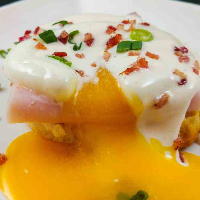 Poached Eggs with Lemony Mayo Sauce