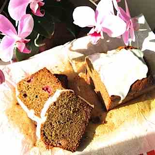 Almond and strawberries cake