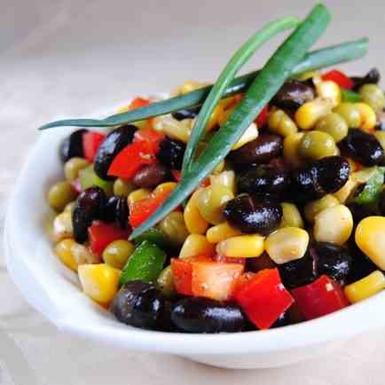 Reggae salad with black beans