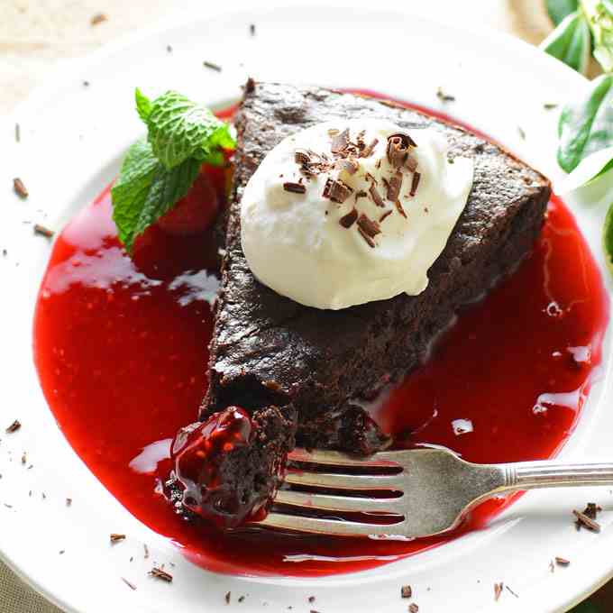 Chocolate Flourless Cake w Raspberry Sauce