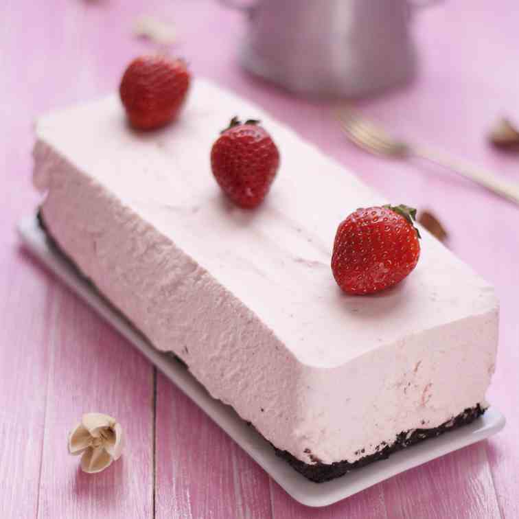 Strawberry mousse cake and mascarpone