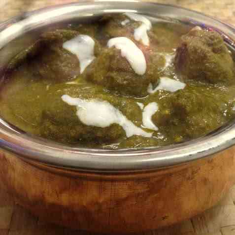 Cauliflower dumpling in spinach sauce