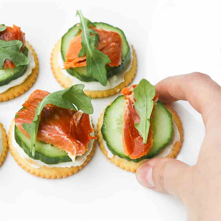 Smoked Salmon and Cream Cheese Cracker Bit