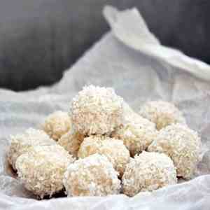 Raw Vegan Raffaello Bonbons