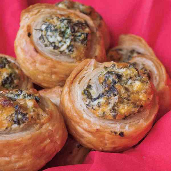 Spinach ricotta puff pastry rolls
