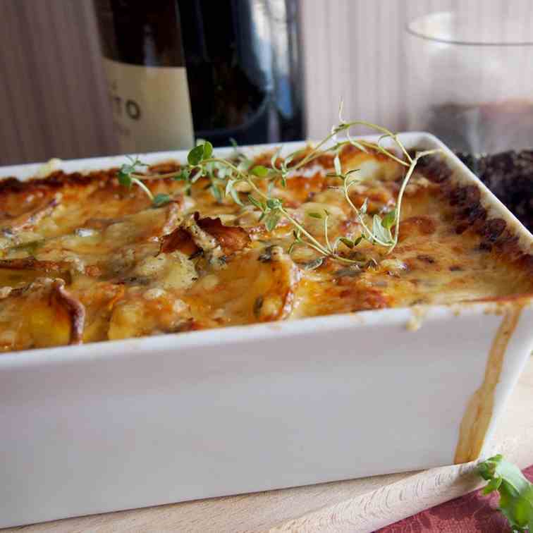 Cheesy potato zucchini gratin