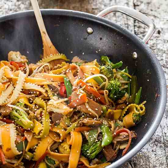 CHICKEN AND VEGGIE STIR-FRY