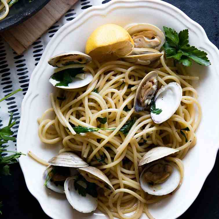 Pasta with Clams in Wine - Garlic