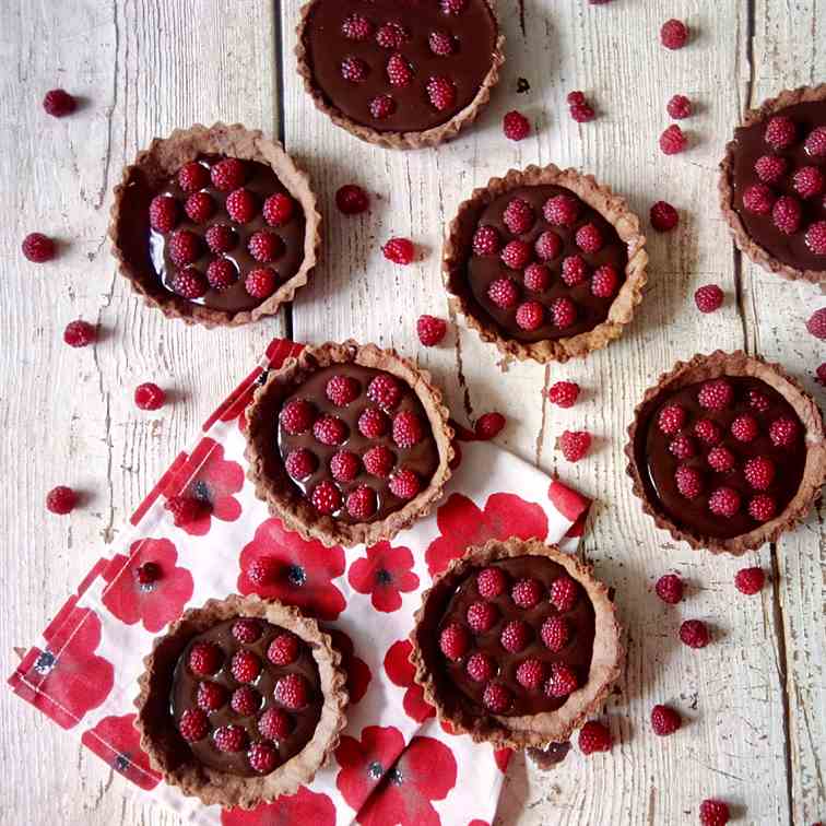 Tarlettes with ganache and raspberries