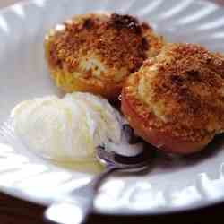 Baked apples with amaretti crumble