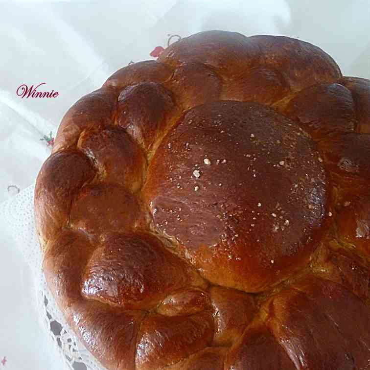 Round-shaped  sweet challah