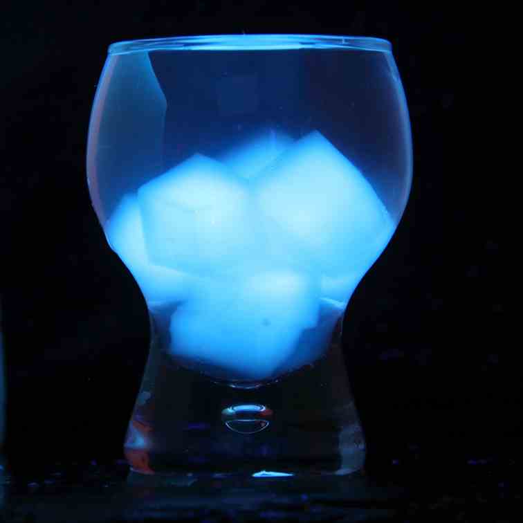 Gin shot with glowing tonic cubes