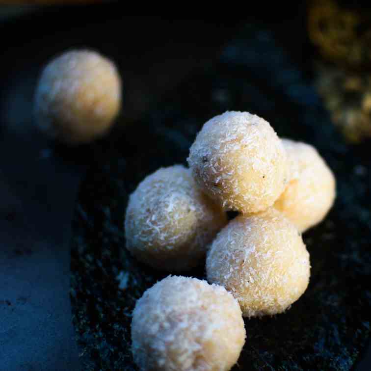 Instant Coconut Ladoo