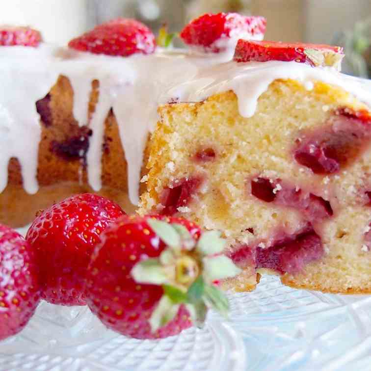 Strawberry yogurt bundt cake