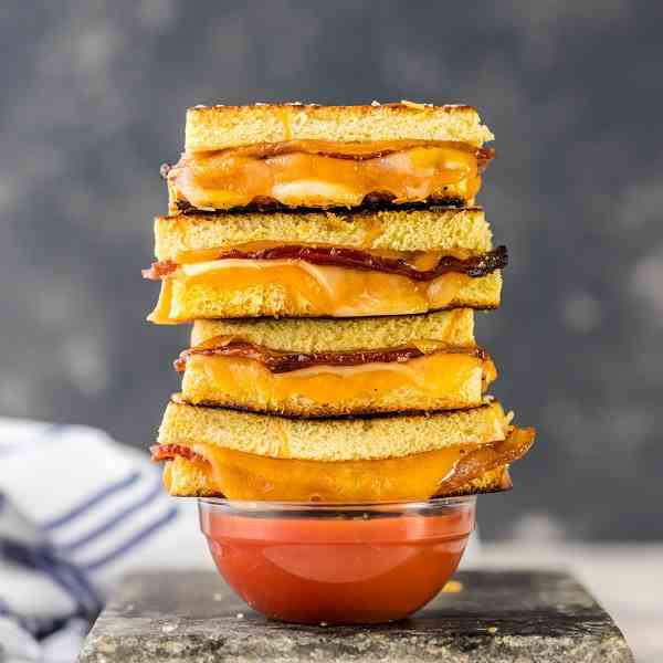  Whiskey Bacon Grilled Cheese Dippers